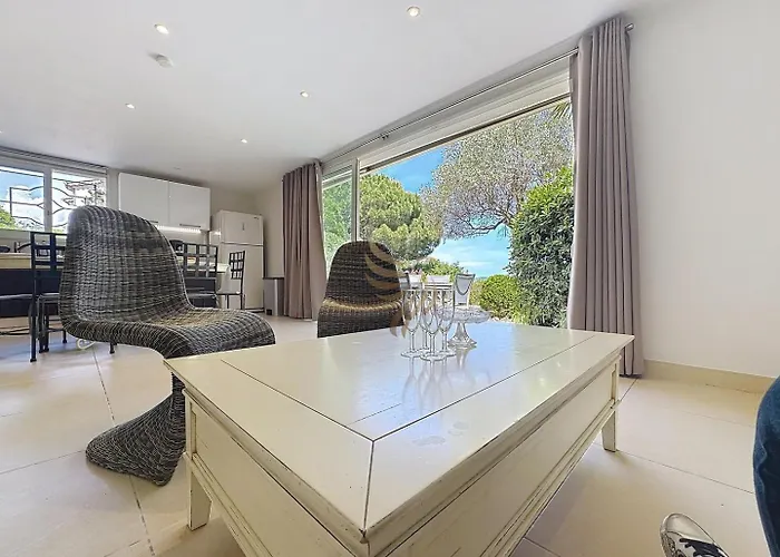 Appartement 2-bedroom - Sleeps 4 - Sea View Fréjus